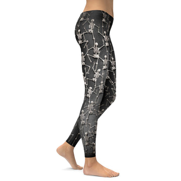 Kleine Skelette, die an Leggings hochkriechen E066